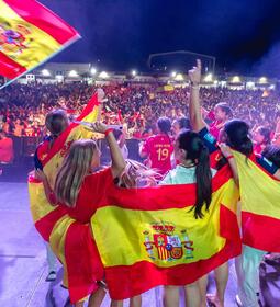 Miles de aficionados viven en Benidorm la final del Mundial en las pantallas...