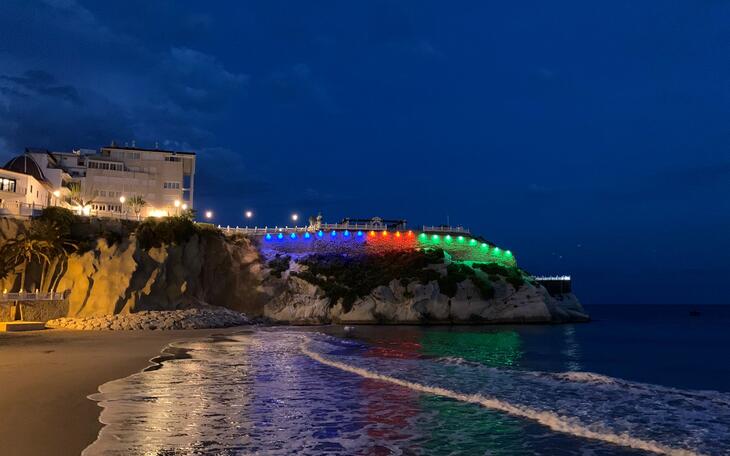 Benidorm il·luminarà esta nit el Castell, de blau, roig i verd, commemorant el Dia del Poble Gitano...