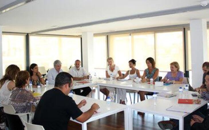 Alcaldes y concejales de toda la comarca ponen sobre la mesa acciones conjuntas de promoción turística para la Marina Baixa