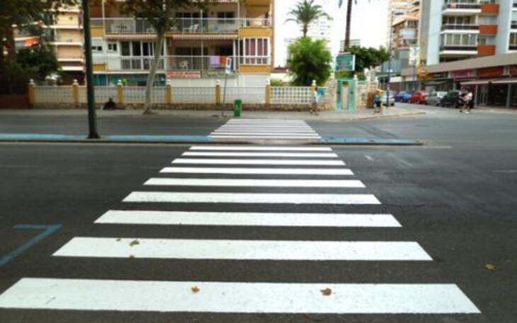La concejalía de Movilidad realiza trabajos de repintado en la señalización horizontal de la avenida Mediterráneo