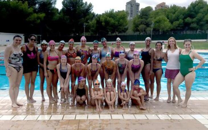 El Club de natación sincronizada Gotham City de Nueva York entrena en la Piscina Olimpica de la Ciudad Deportiva Guillermo Amor
