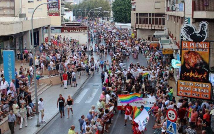 El desfile del Benidorm Pride congrega a miles de personas en las calles de la ciudad