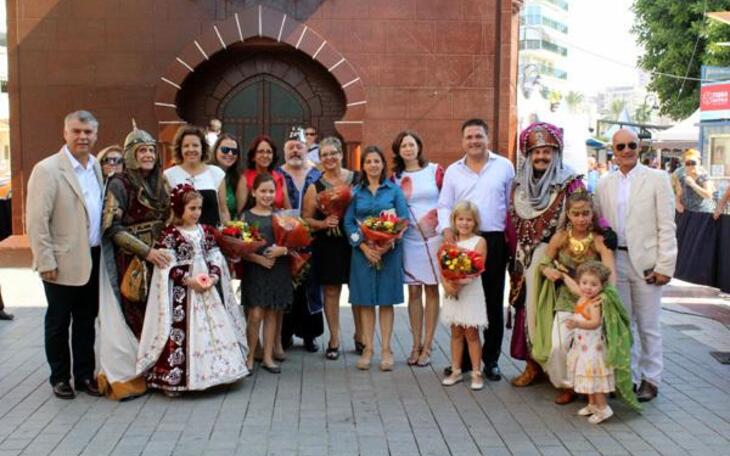 Moros y Cristianos ofrendan al patrón Sant Jaume tras la estafeta y la embajada cristiana 