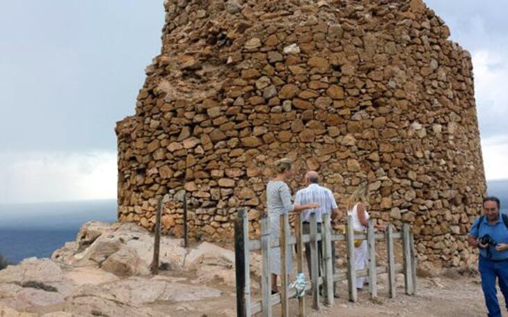 Técnicos de Conselleria y Costas visitan la Torre de les Caletes para abordar soluciones para su restauración