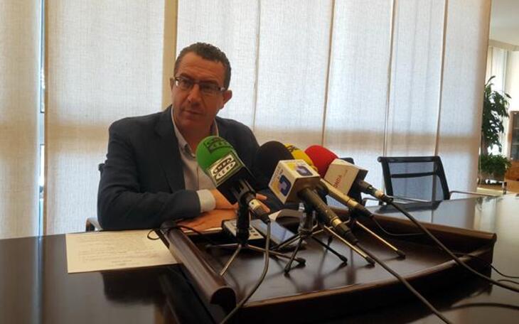 La Generalitat autoriza al Ayuntamiento a retirar la cubierta de fibrocemento del comedor y del gimnasio del Vasco Nuñez de Balboa