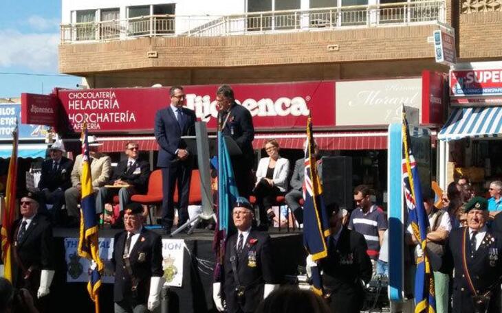 El alcalde preside los actos solidarios de la Royal British Legion que recauda fondos con la Poppy Appeal