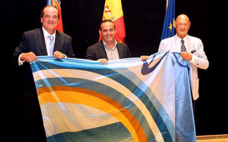 Benidorm recoge las banderas Ecoplayas que ondearán en Levante, Poniente y Mal Pas 