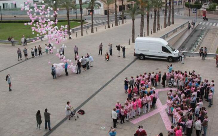 Benidorm conmemora el Día Internacional contra el Cáncer de Mama con la lectura de un manifiesto y un gran lazo humano