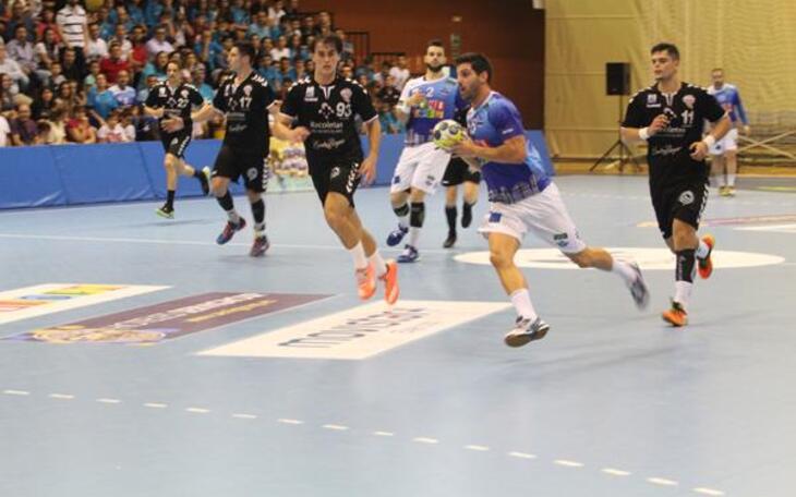 El Balonmano Benidorm logra romper su mala racha y vence al At.Valladolid por 26-22