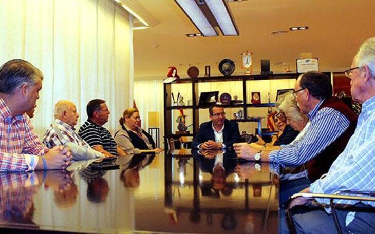 La Junta Mayor de Cofradías y Hermandades de Semana Santa se reúne con el alcalde de Benidorm 
