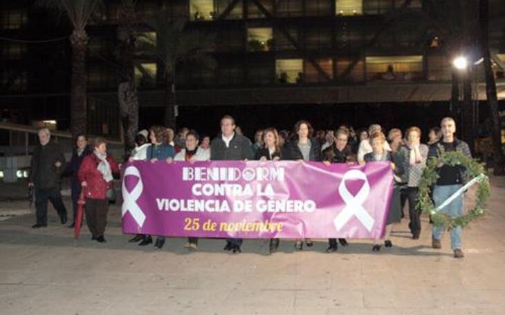 La Asociación de Amas de Casa marcha contra la violencia de género
