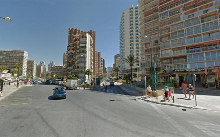 El Ayuntamiento actúa de urgencia para reparar la calzada de la calle Estocolmo