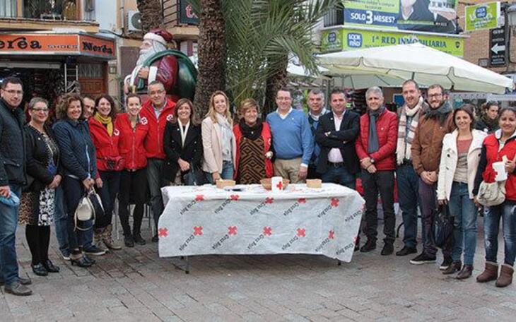 El Ayuntamiento de Benidorm con Cruz Roja en el ‘Día de la Banderita’