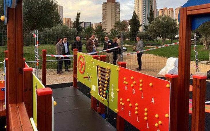 Dos nuevas zonas de juegos adaptados frente al Centro de Estimulación Temprana