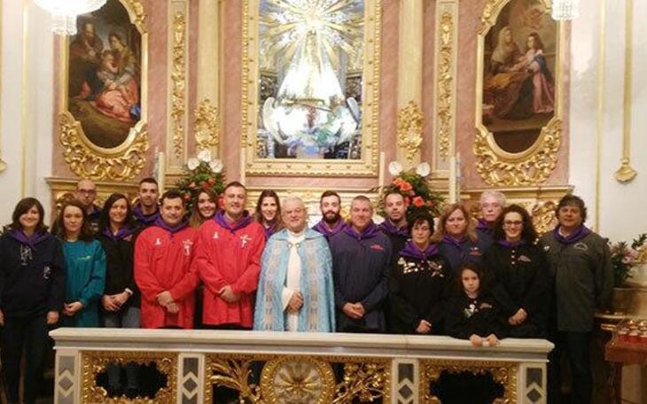La junta directiva de la Associació de Penyes Verge del Sofratge se presenta a la patrona