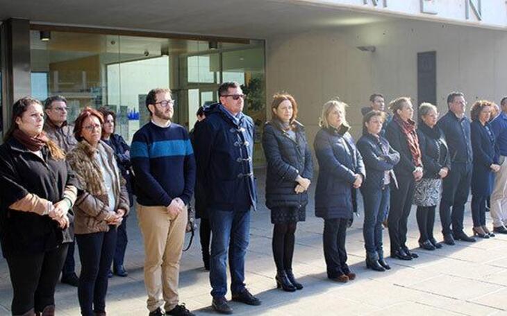 Benidorm condena con un minuto de silencio el asesinato de una mujer en Huercal