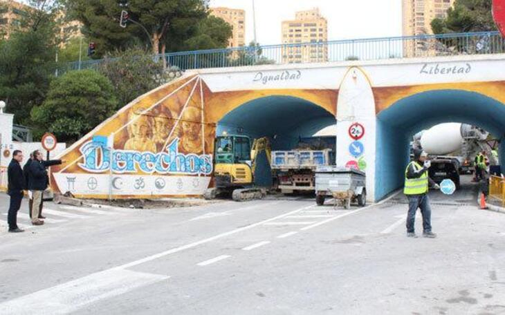 El Ayuntamiento actúa en la calle Murtal para completar el enlace peatonal con Villajoyosa y Santander