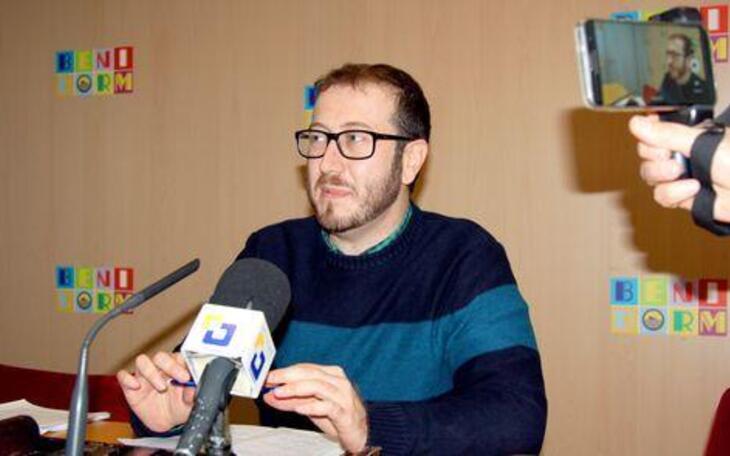El gobierno de Benidorm vuelve a aprobar por decreto la contratación de un asesor rechazada en comisión