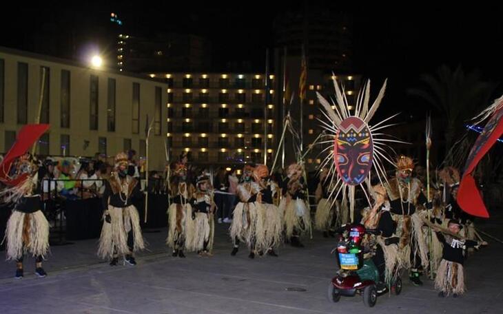 El desfile de Carnaval llena de color y batucadas las calles de Benidorm