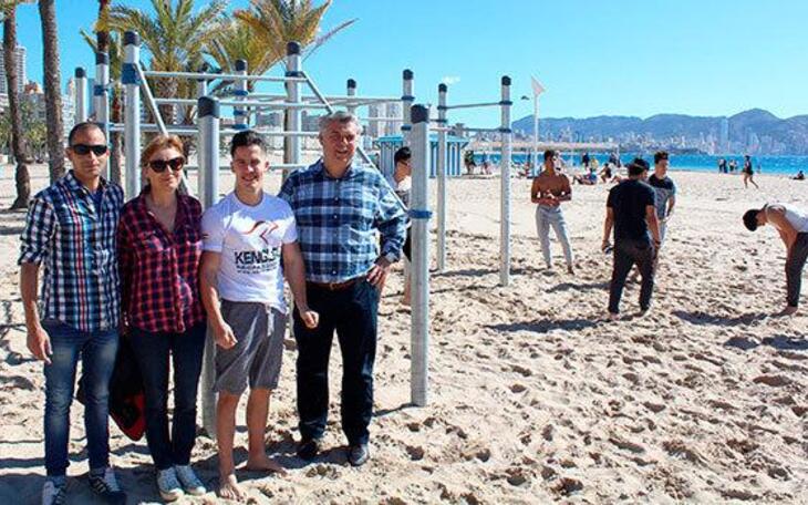 La zona deportiva de Poniente dedicada a la práctica de la calistenia, a pleno rendimiento 