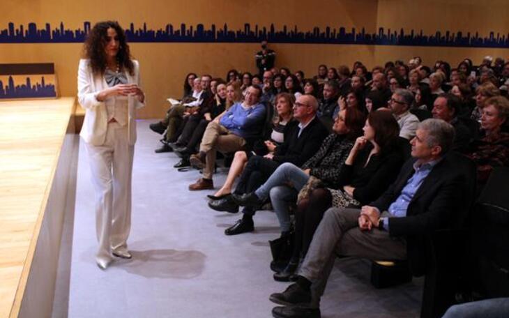 La estilista Cristina Rodríguez llena el salón de actos con su conferencia 