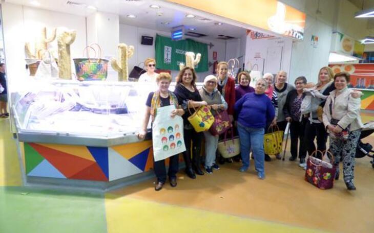 La Asociación de Amas de Casa instala en el Mercado Municipal puestos de venta de artesanía a beneficio de la lucha contra el cáncer