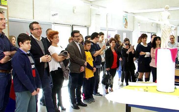 Alumnos del IES Mediterrànea realizan una exposición sobre la mujer a lo largo de la historia