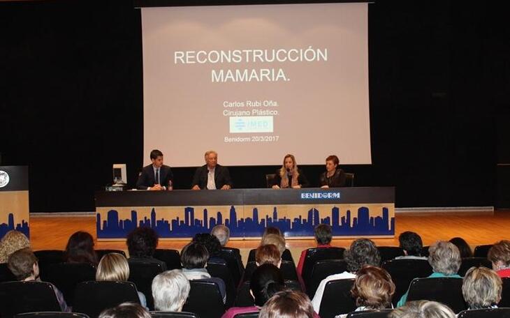 Cerca de doscientas mujeres asisten en Benidorm a la charla del Doctor Rubí sobre la reconstrucción mamaria después del cáncer
