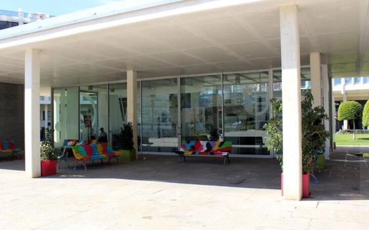 Juventud instala frente al Centro de Información Juvenil los bancos ‘customizados’ por el artista Antonio de Felipe 