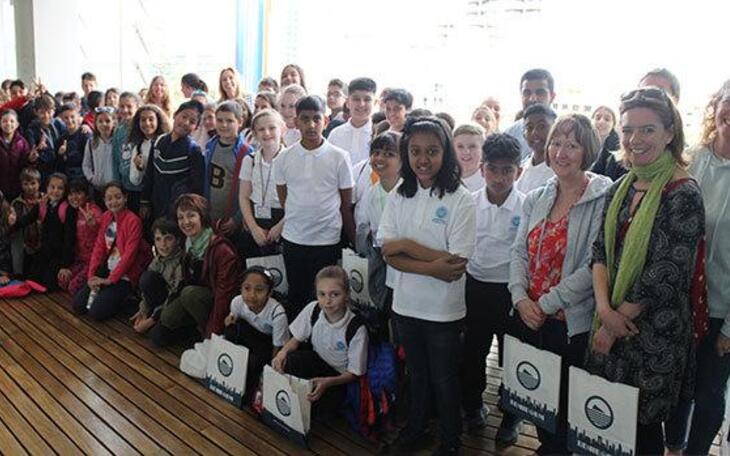 Estudiantes británicos de intercambio visitan el Ayuntamiento de Benidorm