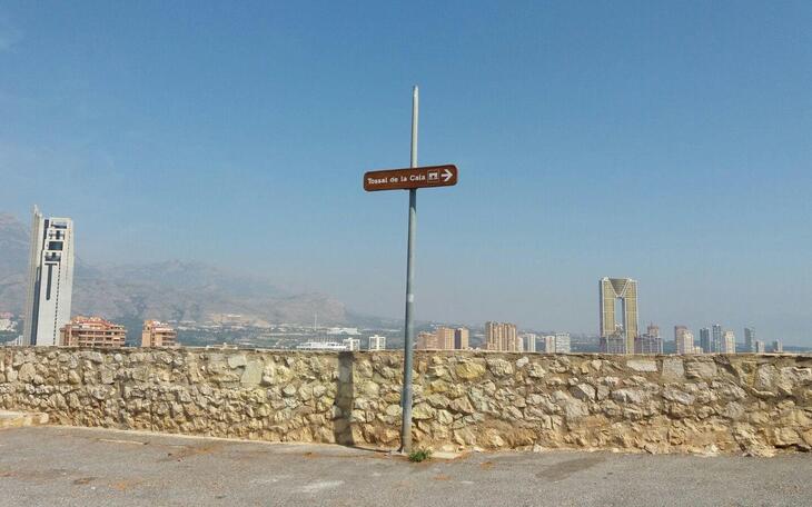 Patrimonio Histórico señaliza las rutas hasta el Tossal de La Cala y la Torre de les Caletes