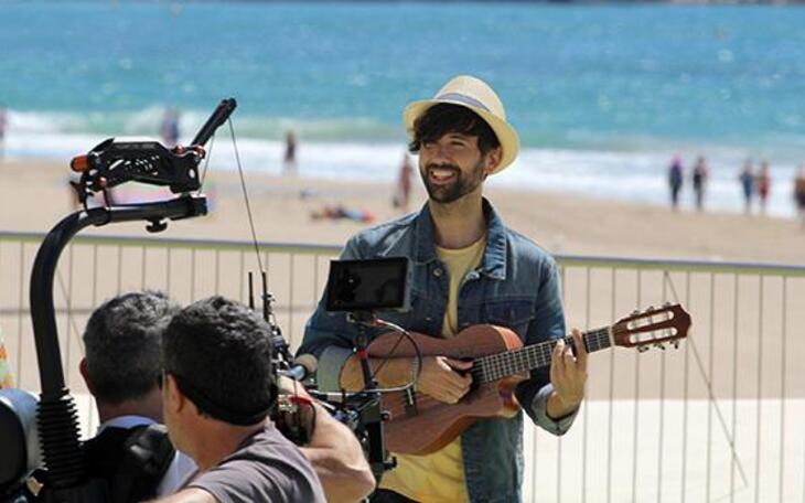 David Otero graba en el paseo de Poniente el videoclip ‘Sal a la calle’