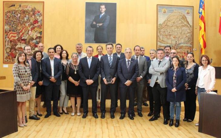 Benidorm reconoce con la “Distinción Europa” la labor del director del aeropuerto de Alicante-Elche 