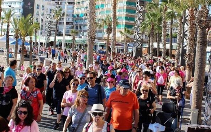 Centenares de personas acompañan a Anémona en su ‘Pujada a la Creu’