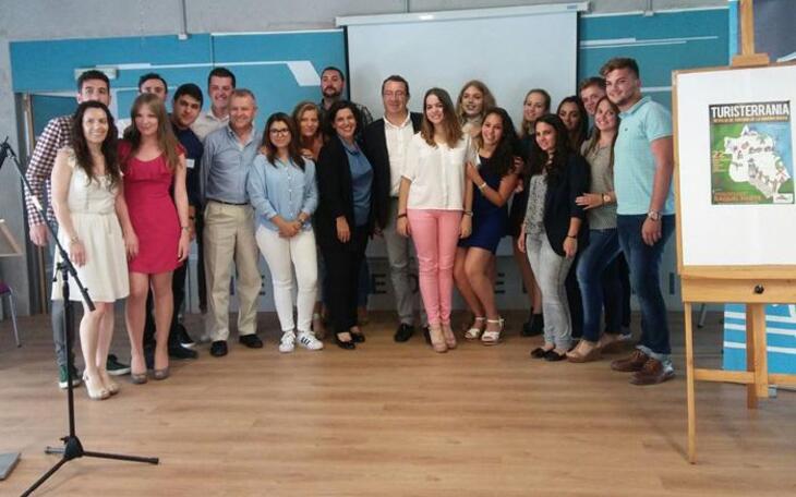 Alumnos  de Hosteleria del IES Mediterrània editan una revista de Turismo dirigida al sector