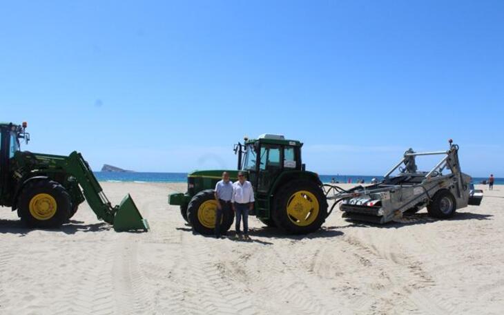 Benidorm refuerza la limpieza de playas con una nueva cribadora  
