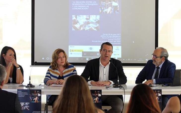 La UA debate en Benidorm la relación entre residentes extranjeros y los medios de comunicación