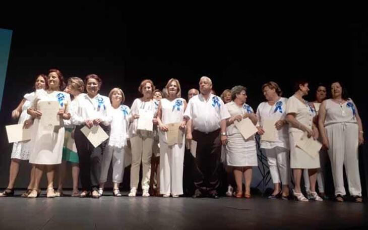 Los 21 alumnos de la promoción 2015/2017 de las Aulas de la Experiencia se gradúan 