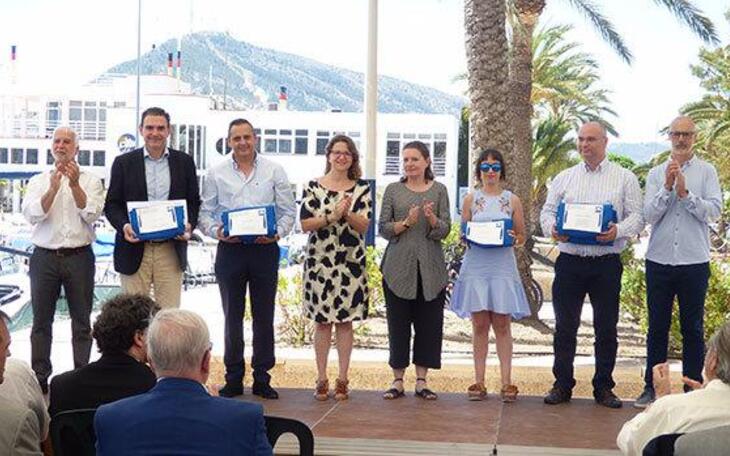 Benidorm recibe las tres banderas azules que acreditan la excelencia de sus playas 