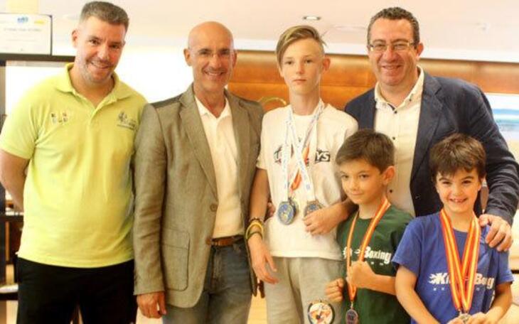 El alcalde recibe a los campeones benidormenses de España y del mundo de Kick Boxing