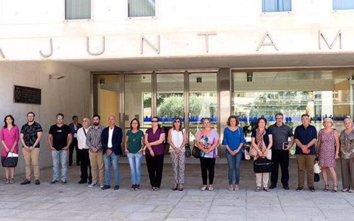 Benidorm guarda un minuto de silencio en memoria de la última víctima de la violencia machista en Las Gabias