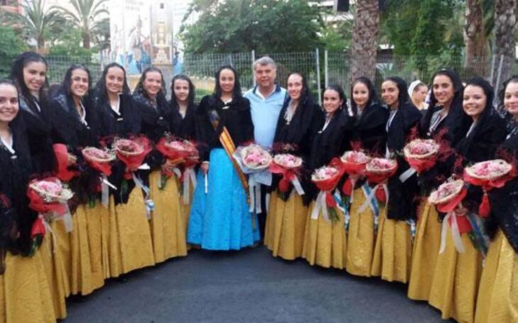 La Reina y damas de Benidorm participan en la ofrenda de Hogueras de Alicante