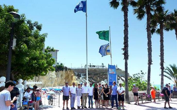 Las banderas azules de Benidorm ya ondean en Levante, Poniente y Mal Pas