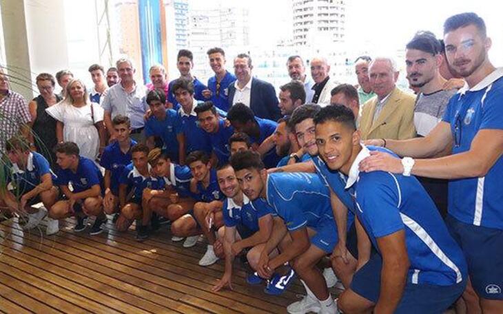 40 futbolistes, campions del CF Ciutat de Benidorm celebren el seu triomf amb l