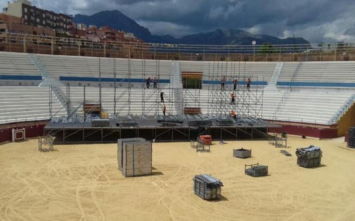 Avanzan los trabajos de montaje del concierto de Melendi en la Plaza de Toros