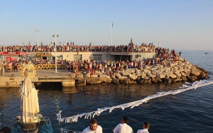 La tradicional procesión marinera de El Carmen concentra a centenares de personas en el muelle