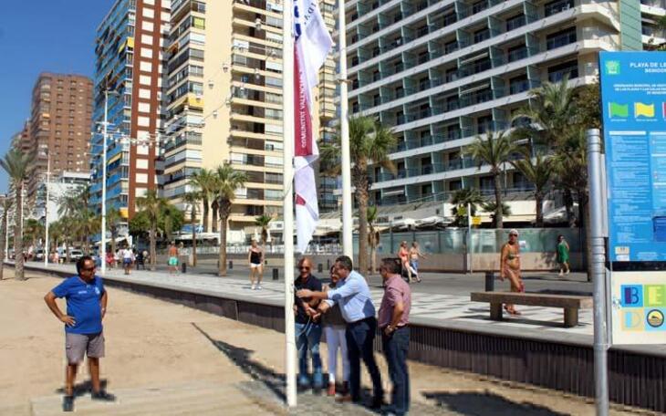 Benidorm exhibe las banderas Q de Calidad Turística y Qualitur que certifican la excelencia de sus playas