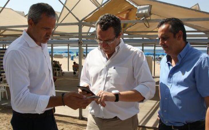 Benidorm testa un proyecto piloto para evitar que los niños se pierdan en la playa