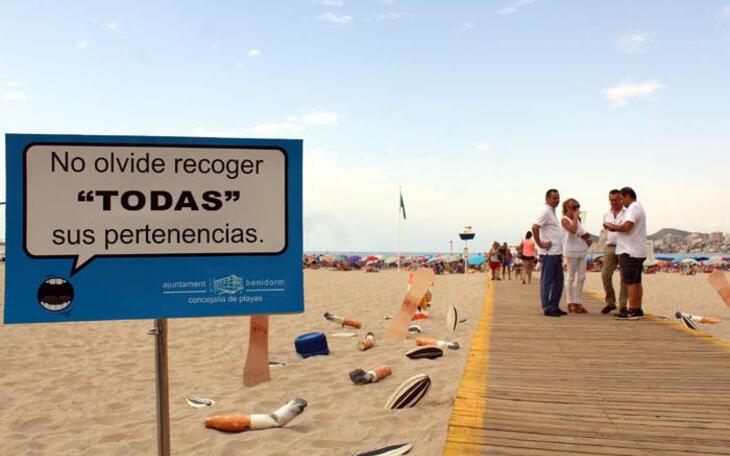 Benidorm recurre a reproducciones a gran escala para evitar que los usuarios dejen residuos en las playas