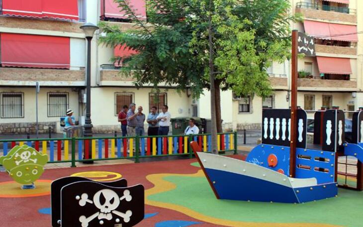 Escena Urbana mejora la Plaça de l’Infant con juegos infantiles adaptados